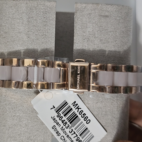 Michael Kors Women's Rose Gold Watch MK6560 Michael Kors Analog Rose Gold - Picture 6 of 8